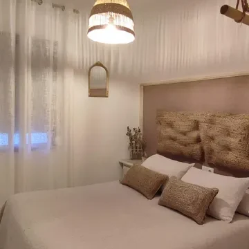 Habitación acogedora y elegante.