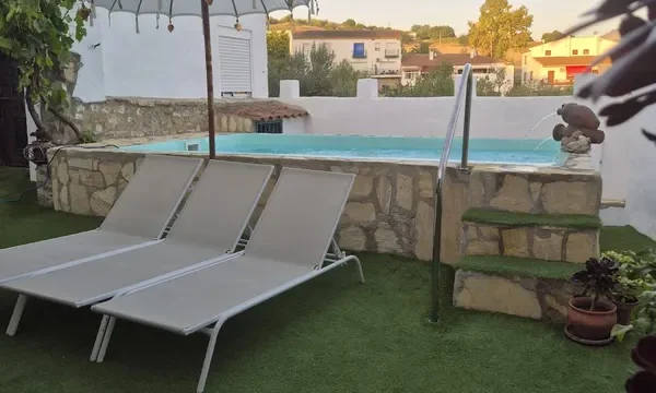 Piscina, tumbonas, sombrilla, jardín, tranquilidad.