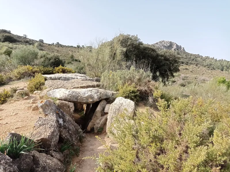 Túmulo de piedras en naturaleza.