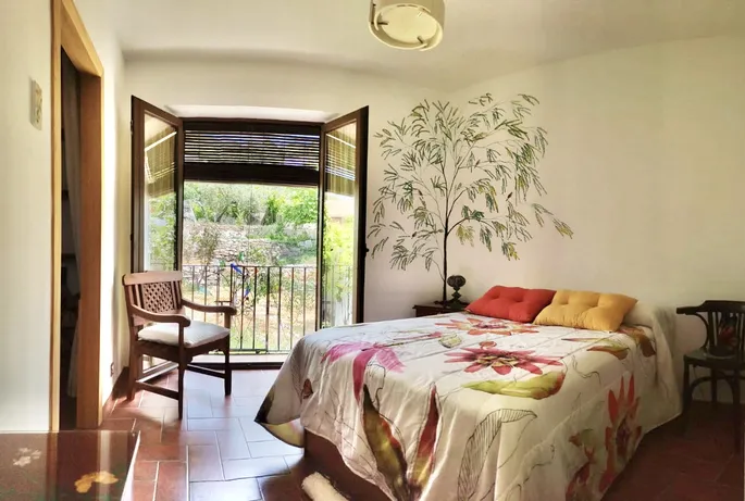 Habitación luminosa con decoración floral.