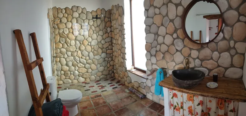Baño con paredes de piedra.