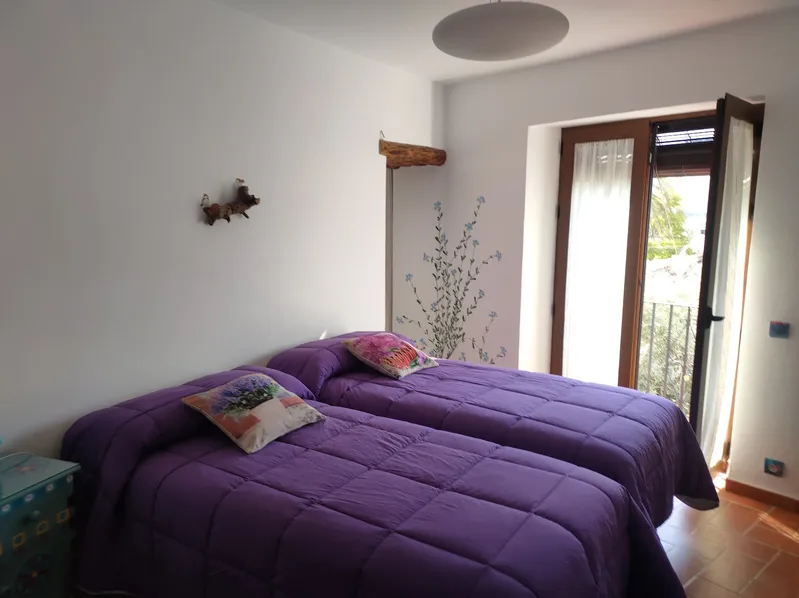 Habitación decorada con camas moradas.