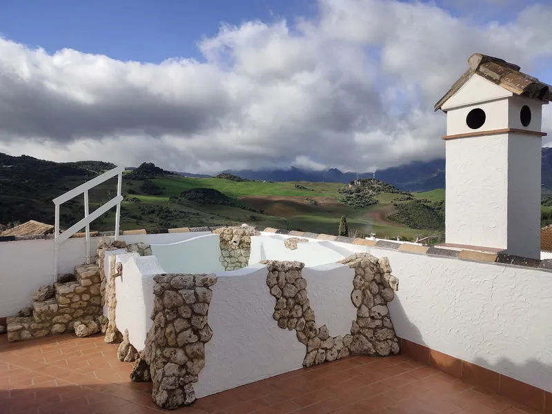 Terraza con vistas a montañas.