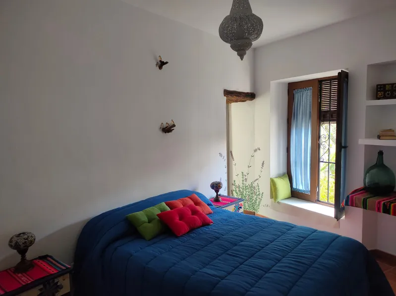 Habitación colorida y acogedora.