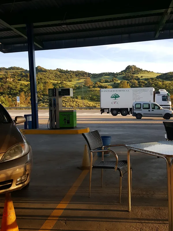 Gasolinera con vistas a montañas.