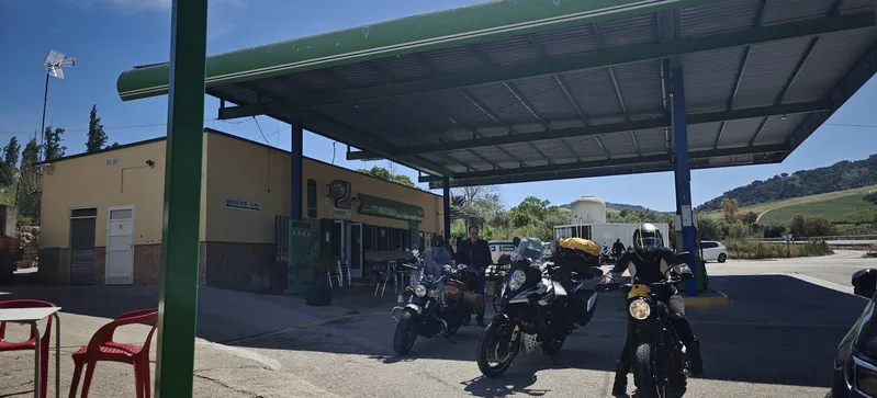 Estación de servicio con motos.