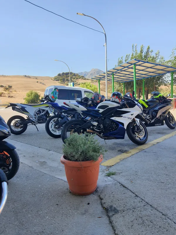 Motos aparcadas en paisaje montañoso.