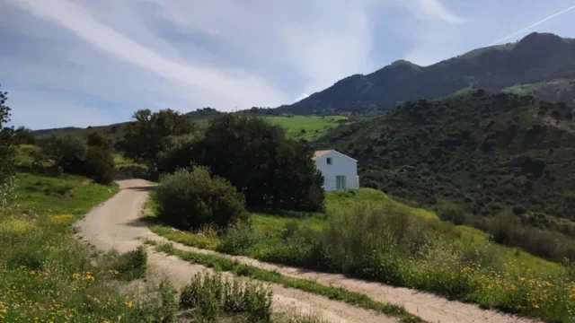 Casa blanca en paisaje natural.