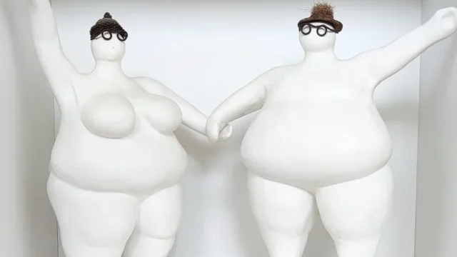 Figuras, blancas, abrazadas, alegres, divertidas.