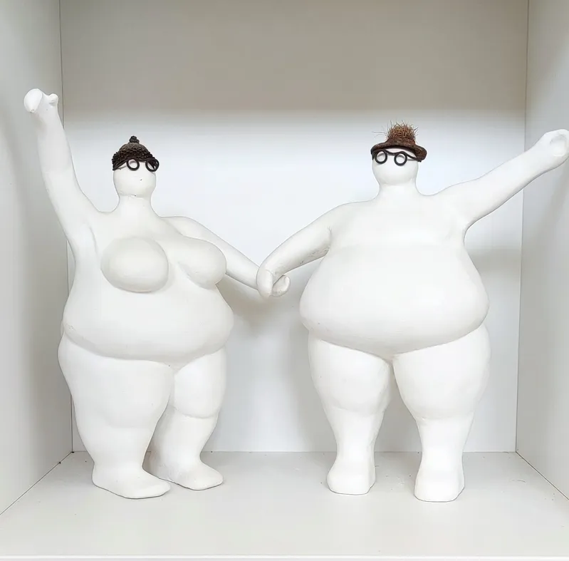 Figuras, blancas, abrazadas, alegres, divertidas.