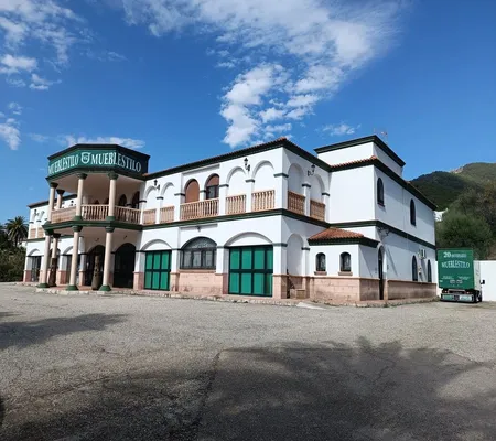Edificio blanco, estilo colonial, mobiliario.