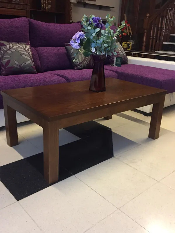Mesa de madera con flores.