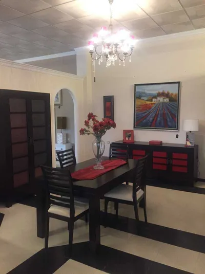 Comedor elegante con decoración moderna.