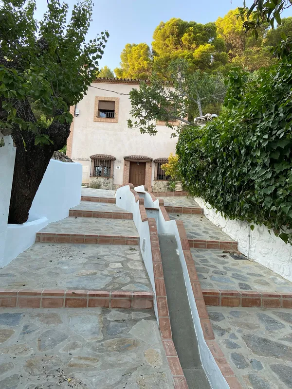 Casa blanca rodeada de naturaleza.