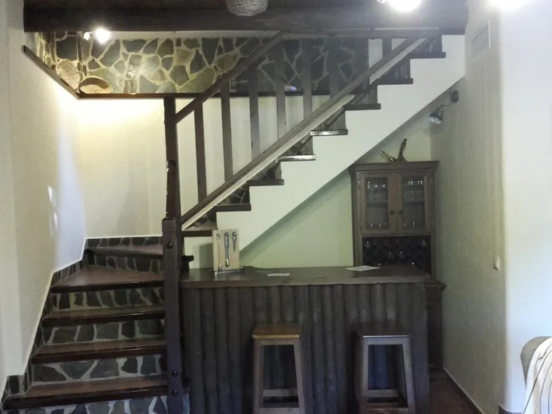 Escalera, barra, madera, luz, piedra.