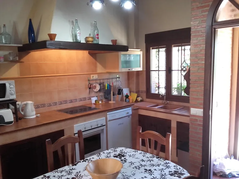 Cocina acogedora con muebles modernos.