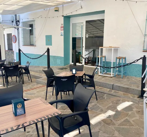 Terraza, mesas, sillas, tranquilidad, luz.