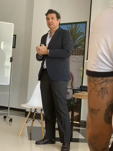Hombre presentando en una sala.