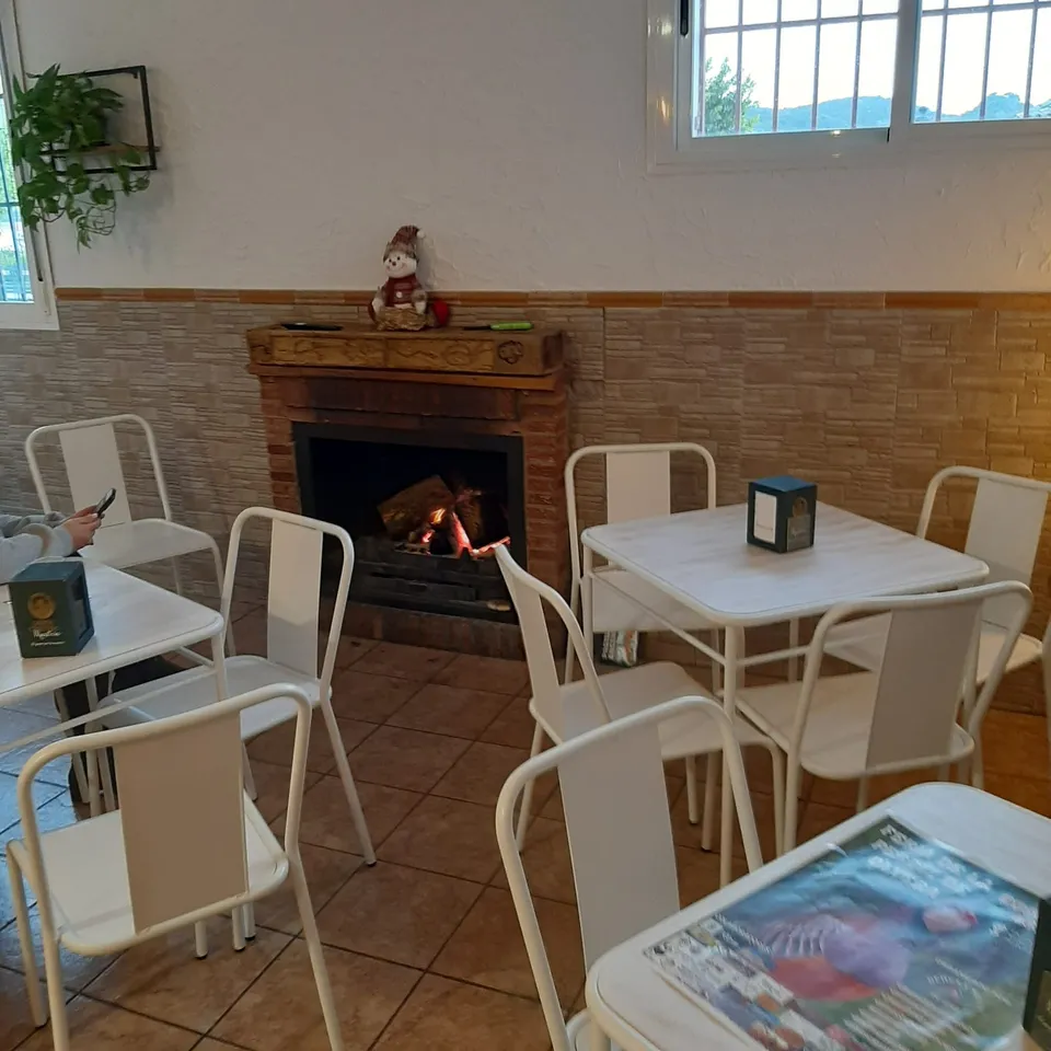 Cafetería acogedora con chimenea.
