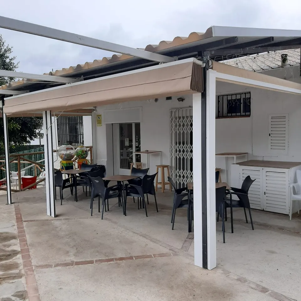 Terraza, mesas, sillas, espacio exterior.