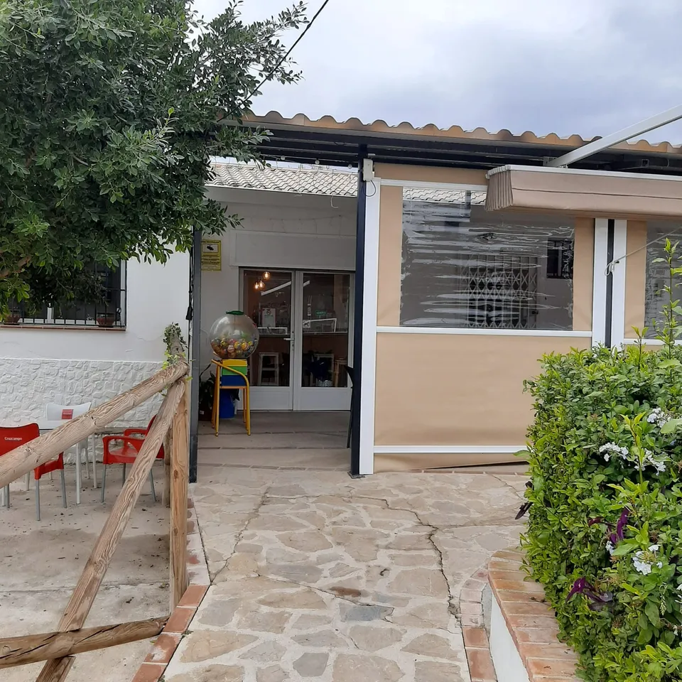 Casa con jardín y juegos.