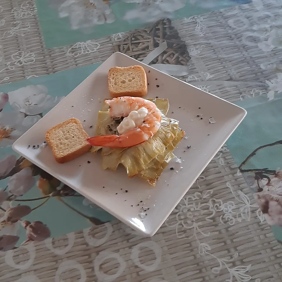 Camarón, alcachofas, pan, crema, plato.