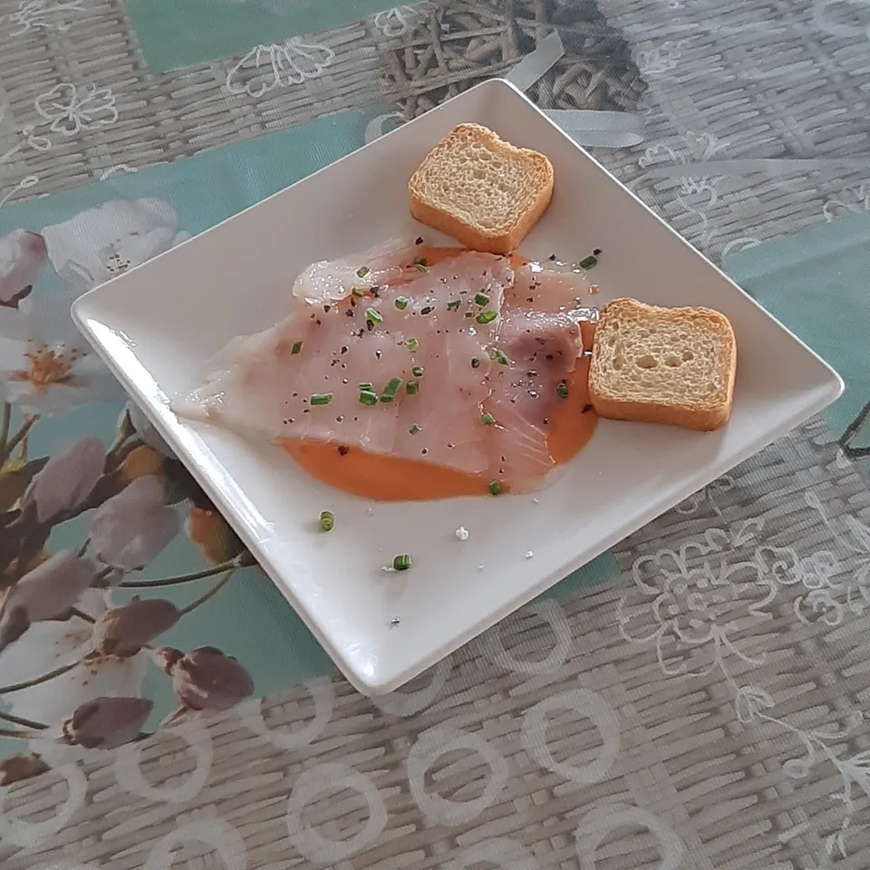 Pescado, salsa, pan, cebollino, plato.