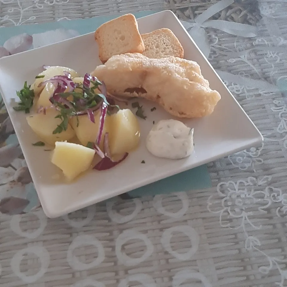 Pescado, papas, ensalada, pan, salsa.