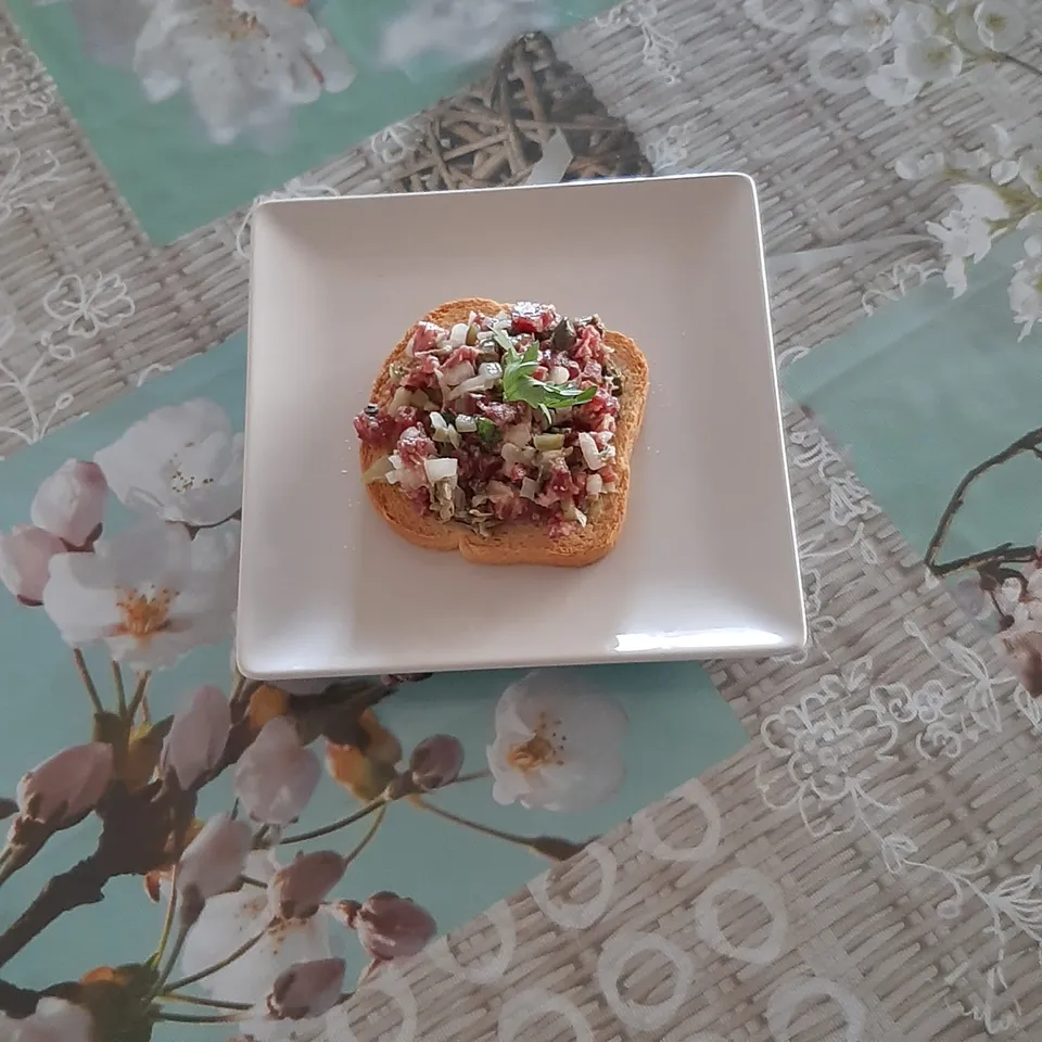 Tostada con mezcla de ingredientes.