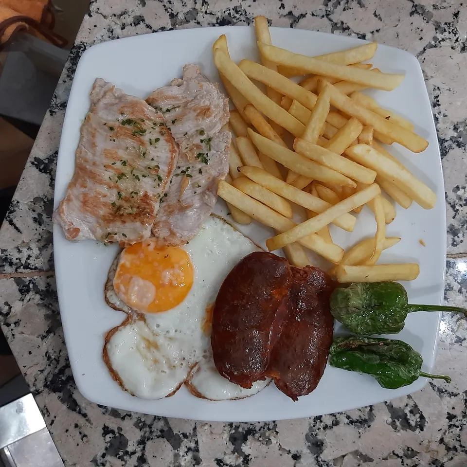Carne, huevo, patatas, chorizo, pimientos.