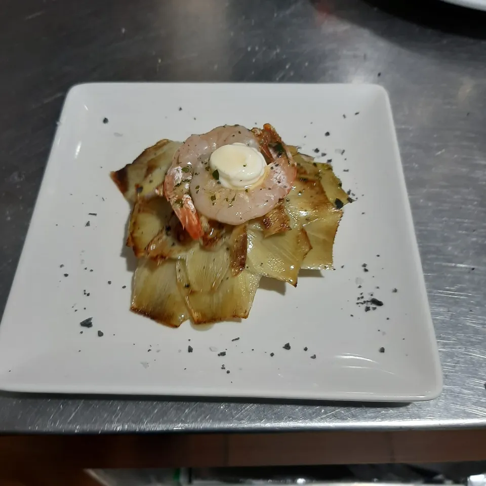 Gambas, crema, verduras, presentación elegante.