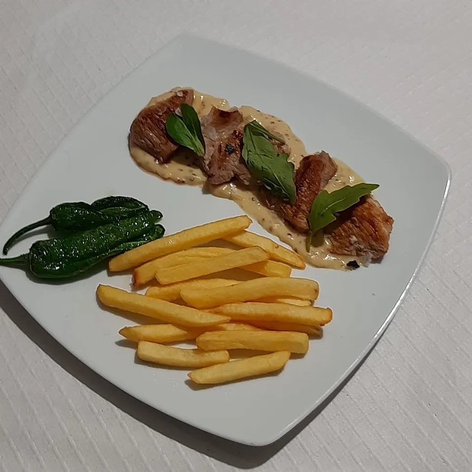 Carne, salsa, patatas, pimientos, plato.