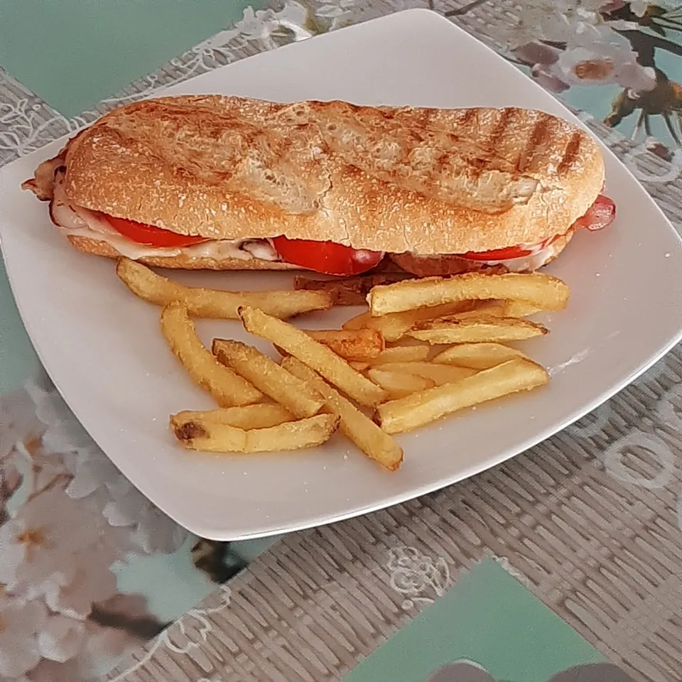 Sándwich con tomate y papas.