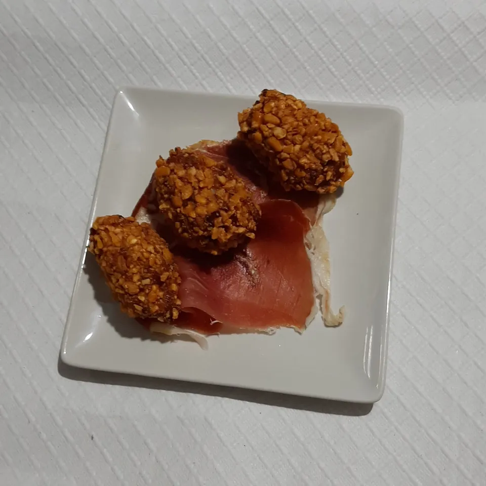 Croquetas, jamón, plato, apetitoso, crujiente.