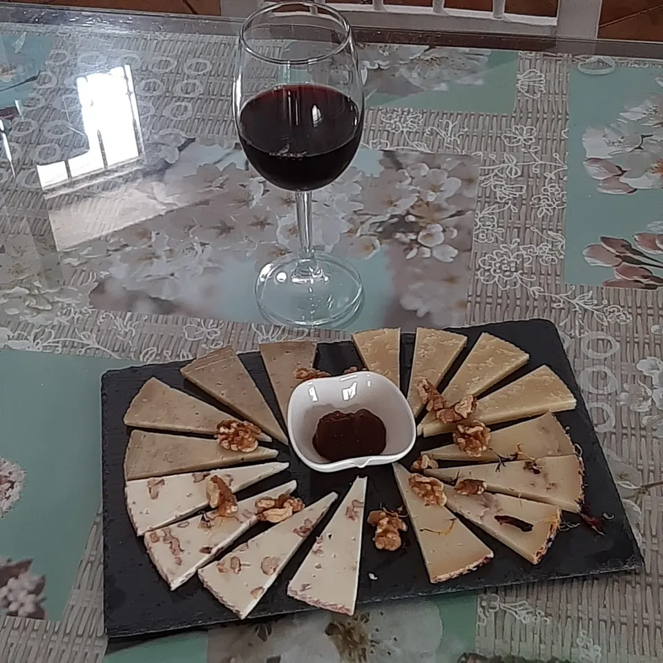 Queso, vino, aperitivo, sabor, presentación.