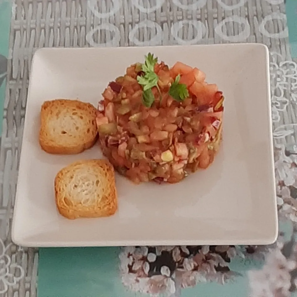Tomate, cebolla, frescura, tostadas, cilantro.