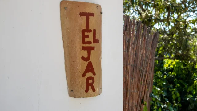 Placa de barro con nombre.