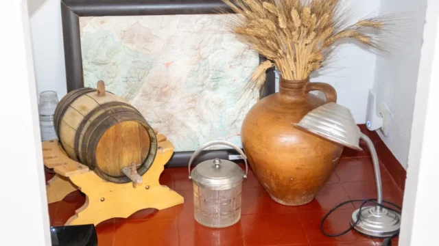 Barril, jarra, mapa, trigo, lámpara.