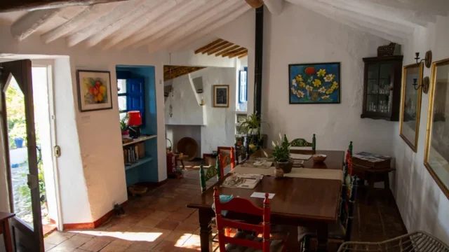Casa acogedora con decoración artística.