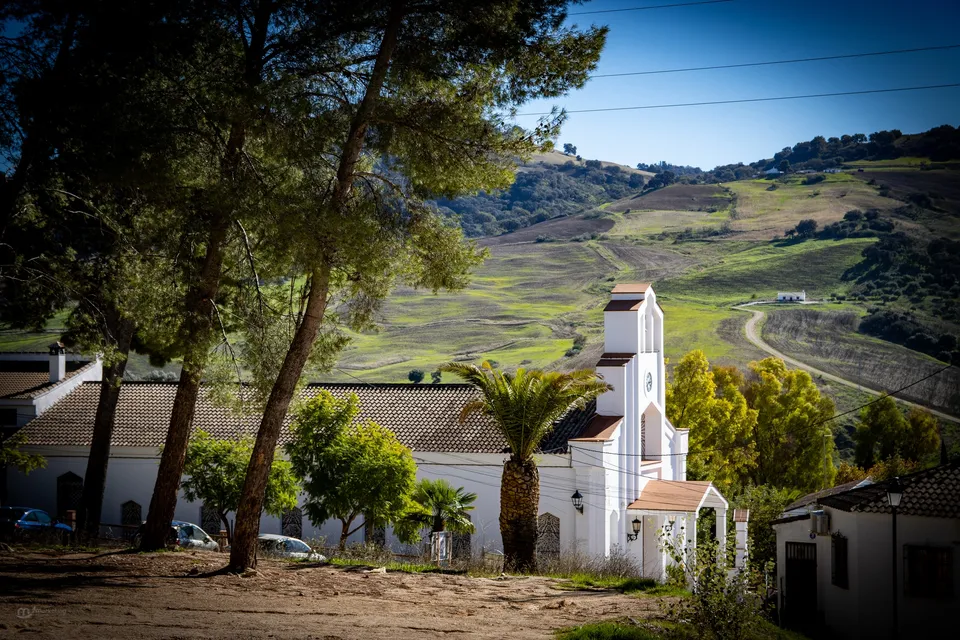 Paisaje rural con arquitectura blanca.