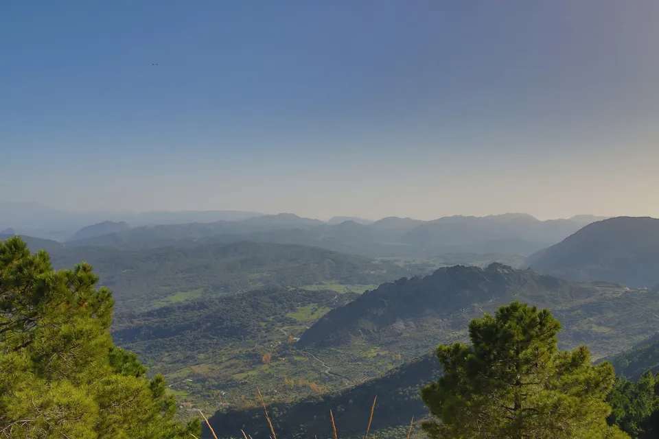 Montañas verdes bajo cielo azul.