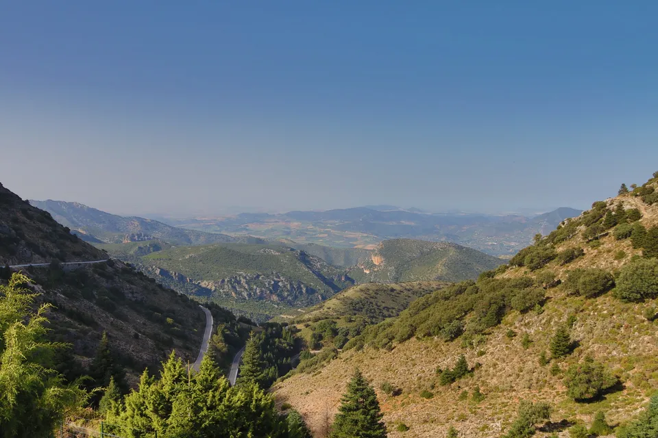 Montañas verdes bajo cielo azul.