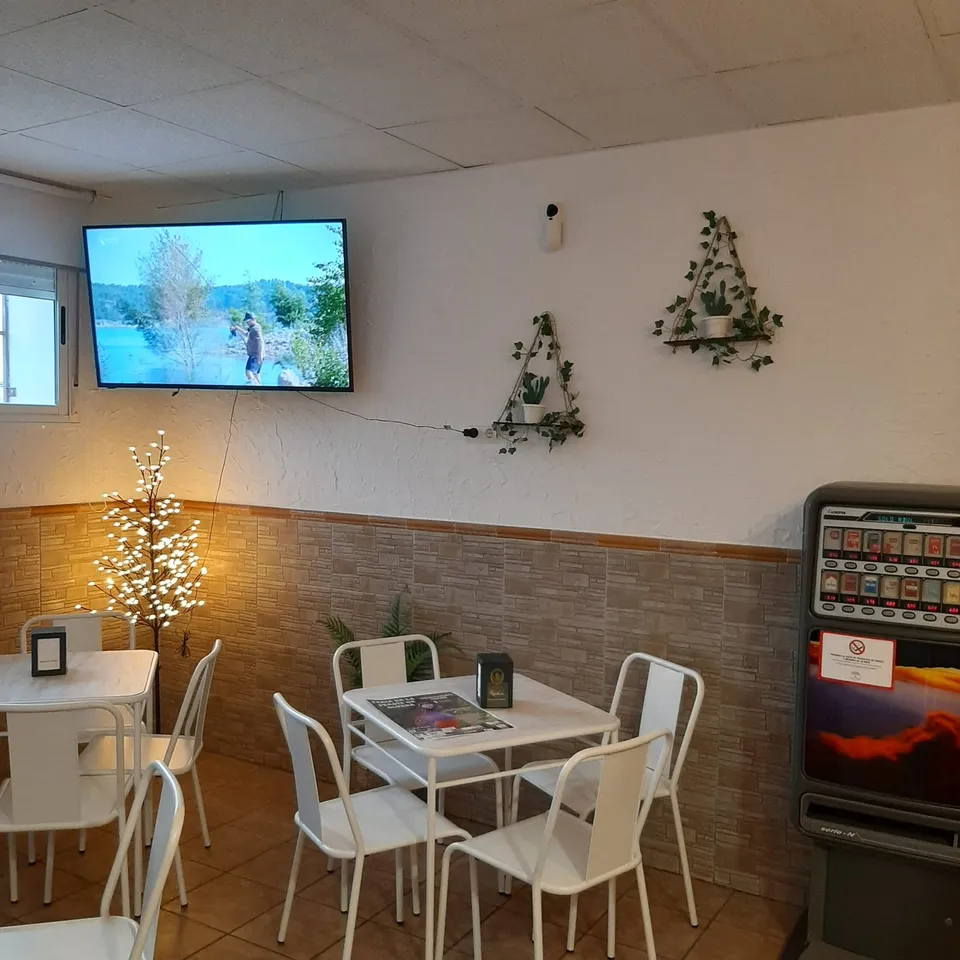 Cafetería acogedora con decoración moderna.
