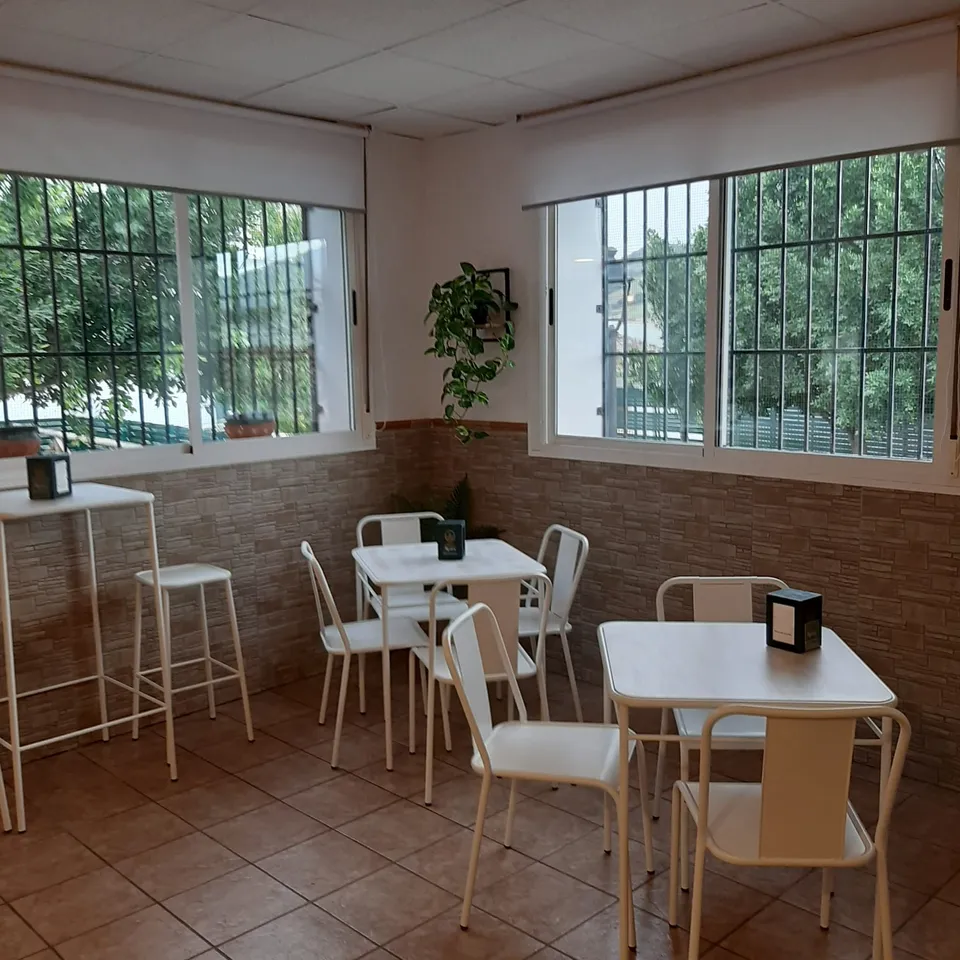 Espacio luminoso y moderno. Muebles blancos.