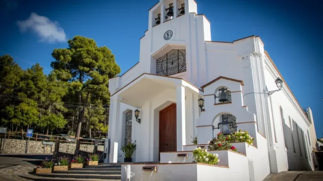 Iglesia blanca con campanas.