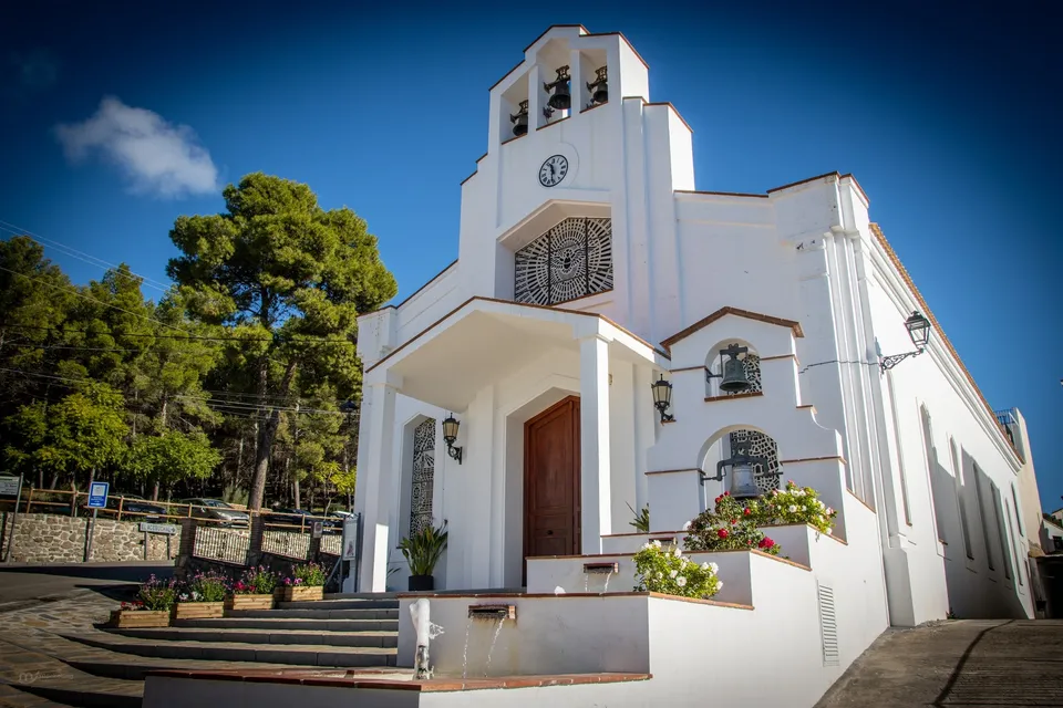 Iglesia blanca con campanas.