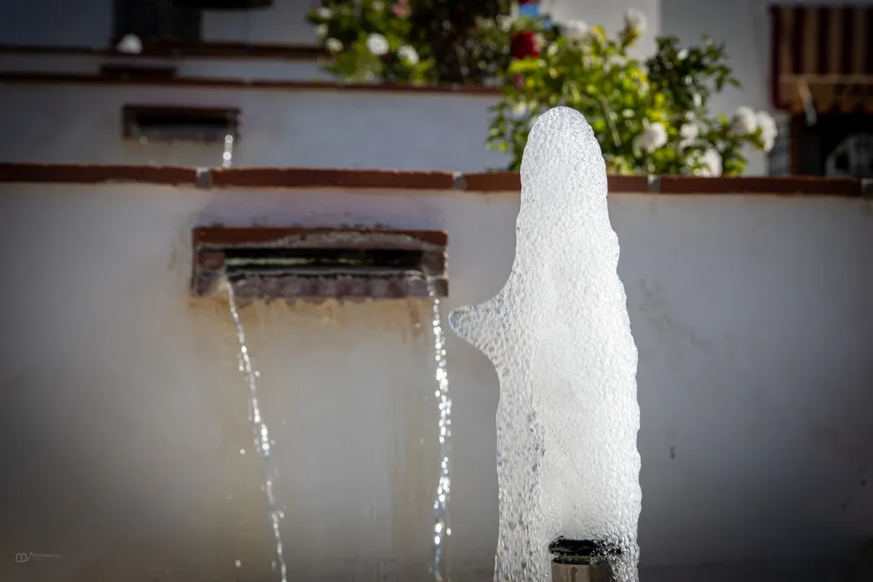 Fuente de agua burbujeante brillante.