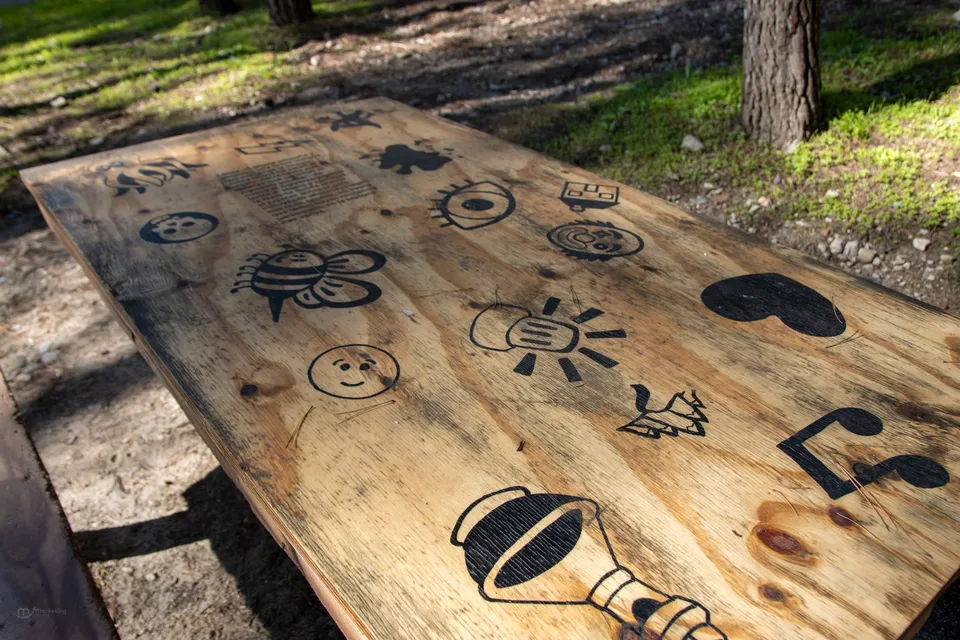 Mesa de madera con dibujos.