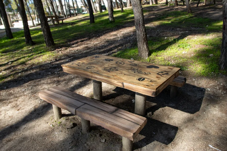 Mesa de madera en parque.