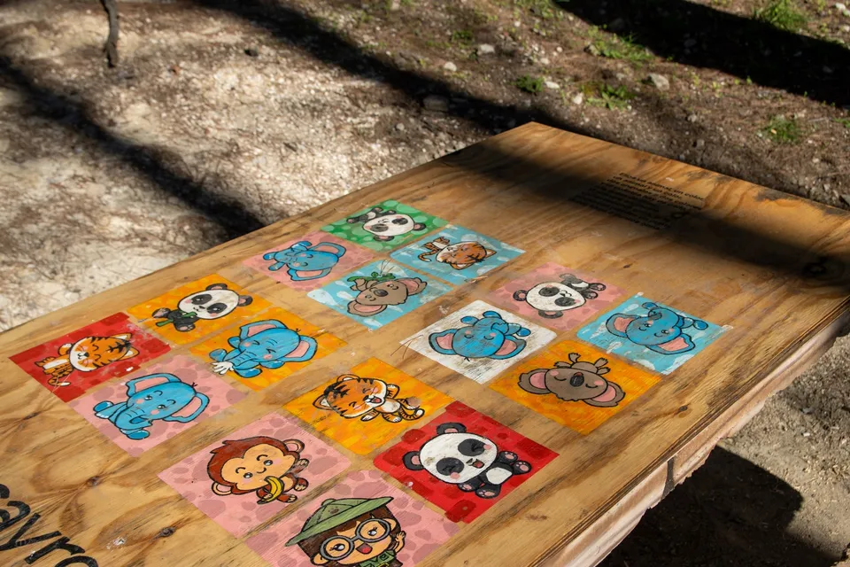 Mesa de madera con dibujos coloridos.